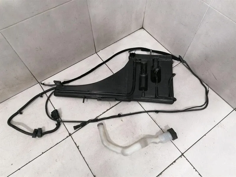 Maserati Quattroporte M156 washer fluid reservoir 670105311 washer fluid tank -