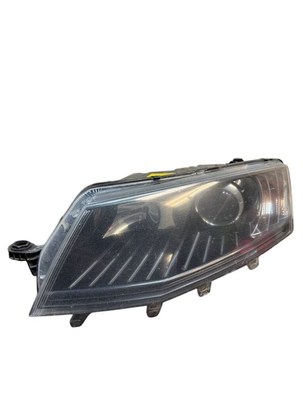 5E1941015B 1T0941329B 8K0941597B 4G0907697D Headlight left SKODA OCTAVIA III (5E) (2012-2019)