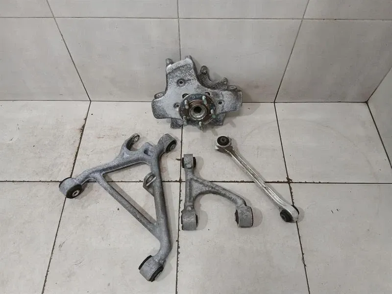 Aston Martin DB9 COUPE Right Rear Hub 8D33-5A970-AB Wheel Bearing Housing Rear Re