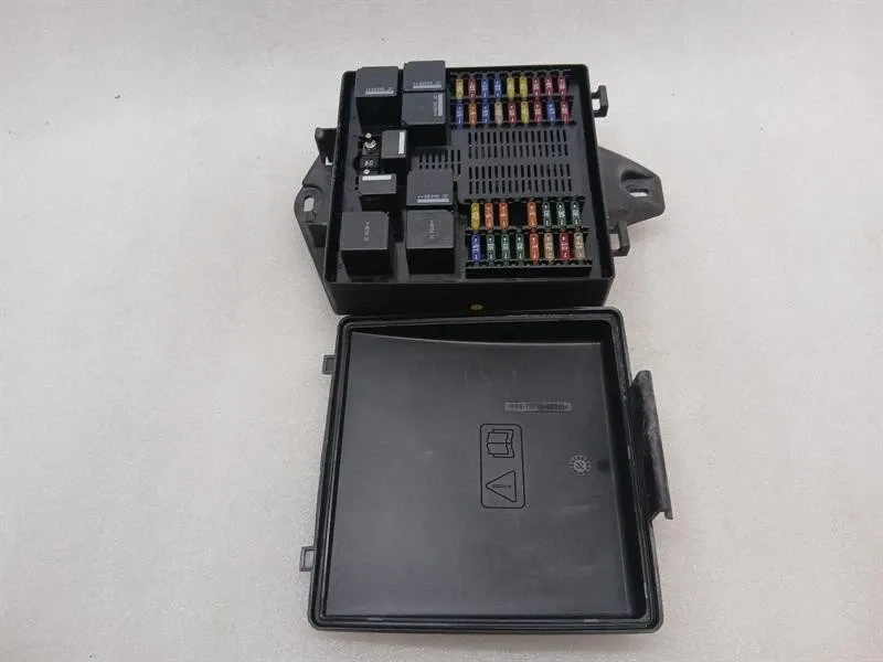 Aston Martin DB9 COUPE Fuse Box 8D33-14A173-AB Fuse Box