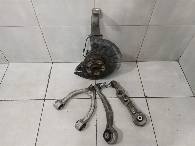 Mercedes C AMG C63 W205 Right Front Hub A2053306804 Wheel Bearing Housing Front Right