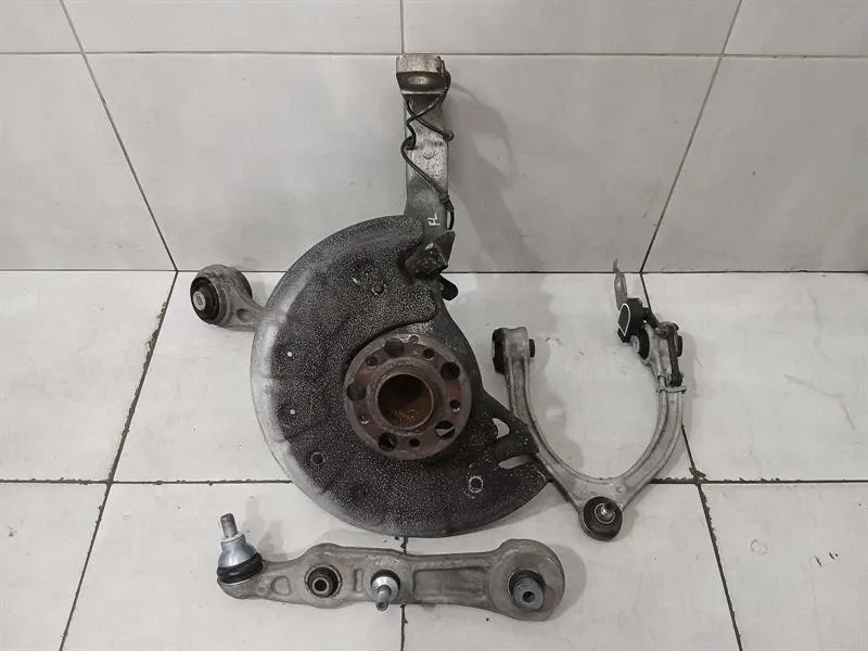 Mercedes C Class W205 C63 AMG FLH Hub A2053306704 Wheel Bearing Housing Front Left