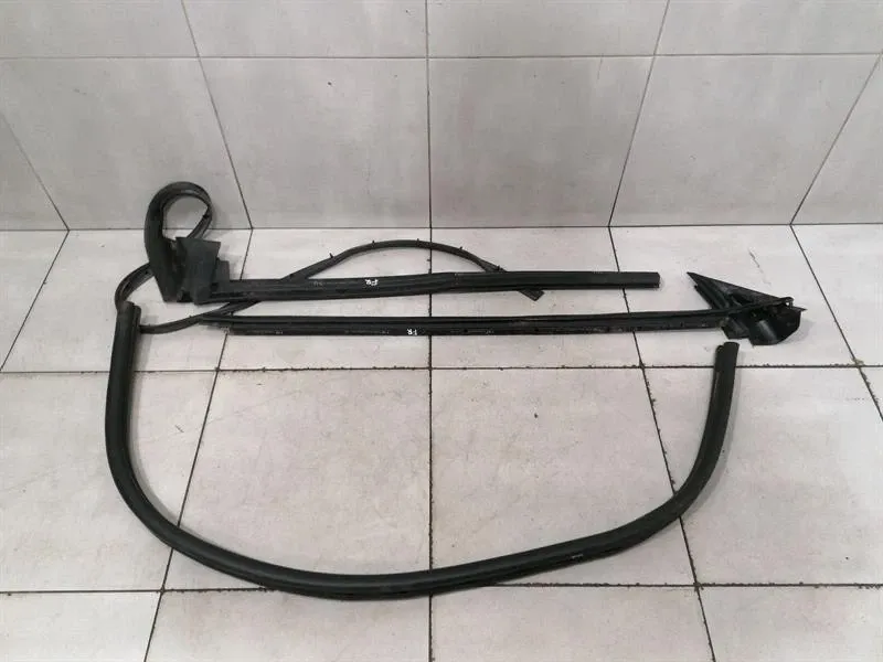 Ferrari 458 F142 Spider Right Door Seal Set 81361200 Door Seals 83987400