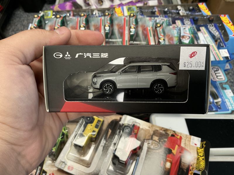 Mitsubishi outlander white