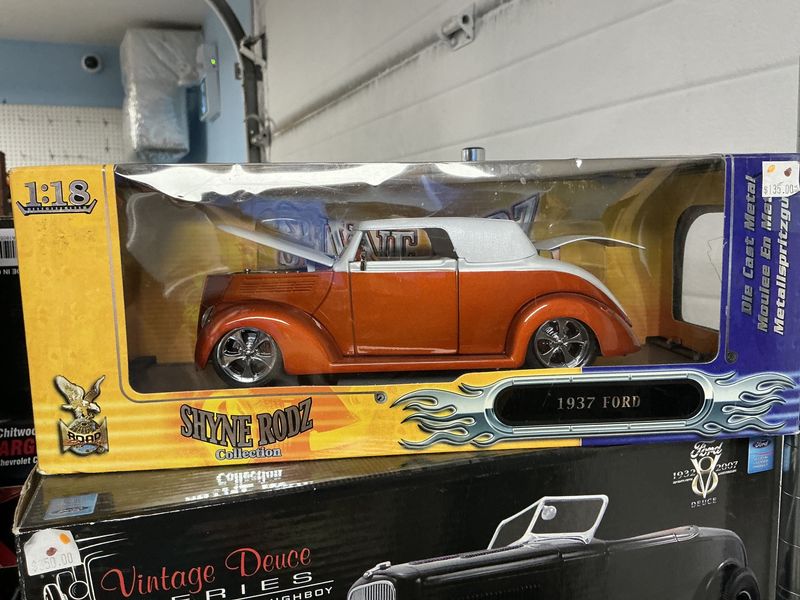 Shine rods 1937 Ford orange