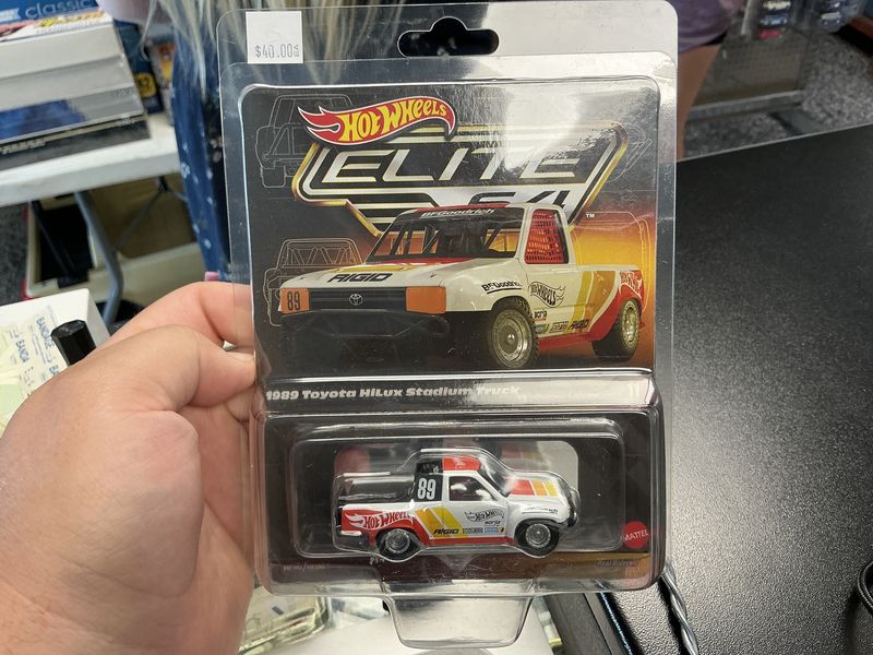 Elite 64 1989 Toyota hilux stadium truck