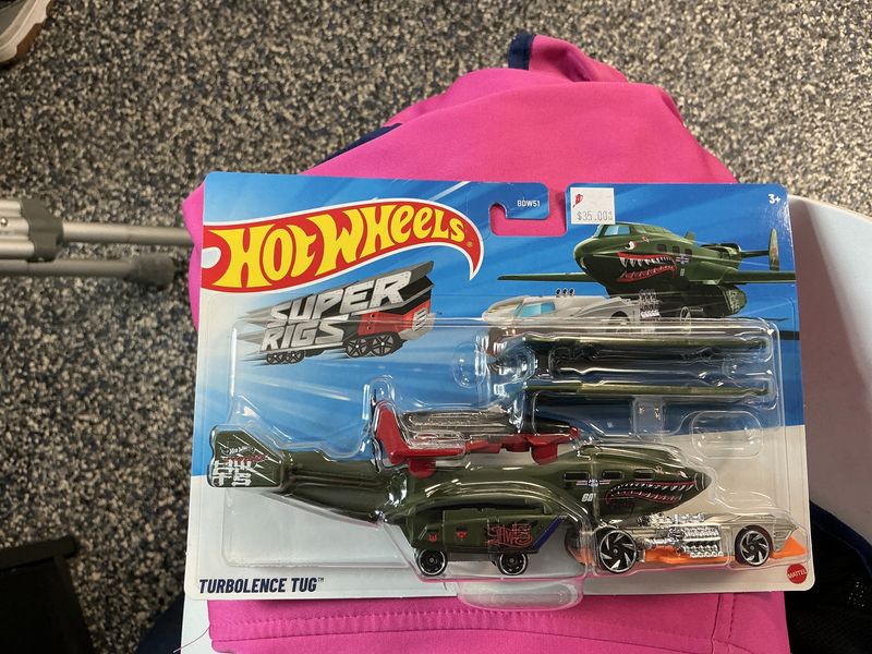 Hot wheels, super rigs, turbulence tug