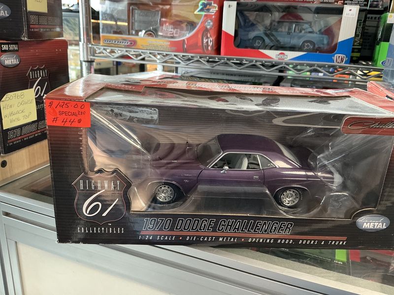 1970 Dodge Challenger purple 1/24