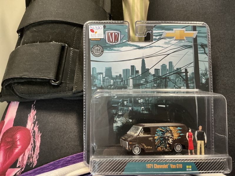 1971 Chevy van G 10 Brown with figures