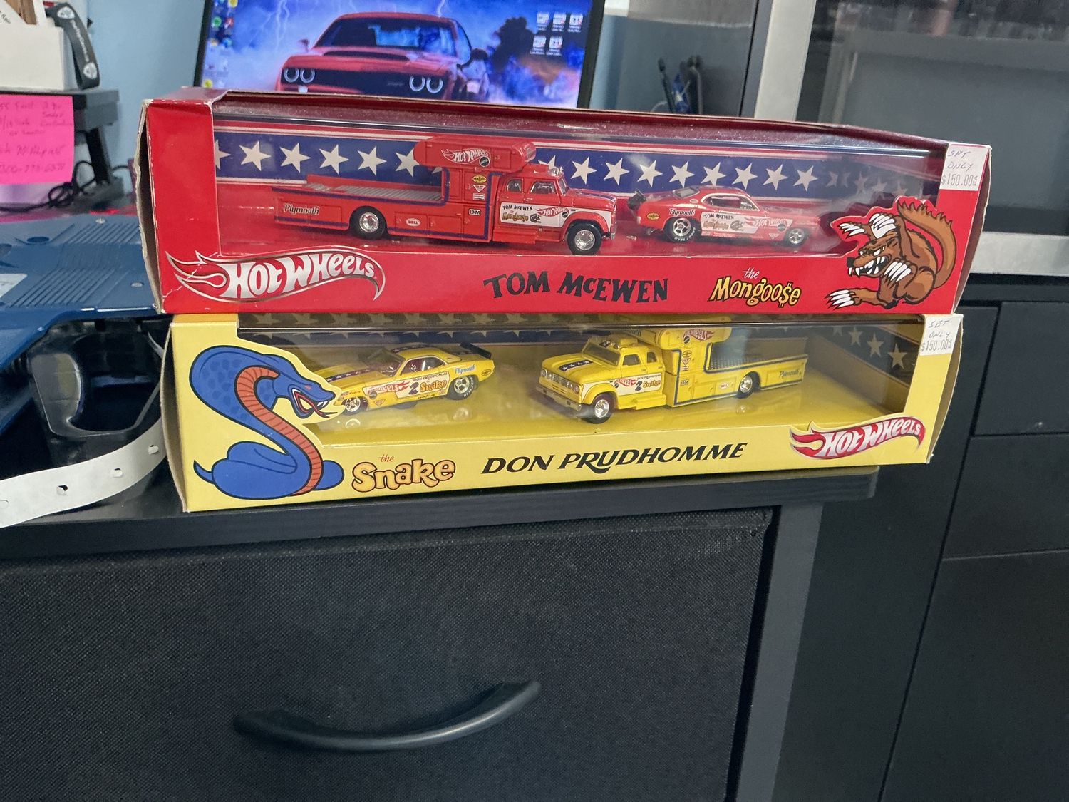 Snake and mongoose transports two car seats, red and yellow