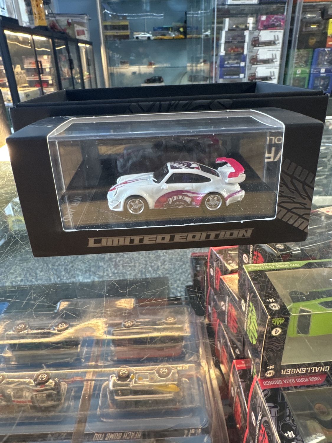 Nvrland Porsche 930 pink flames