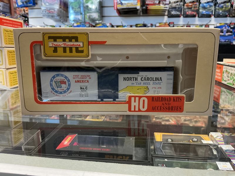 Train miniature North Carolina box car