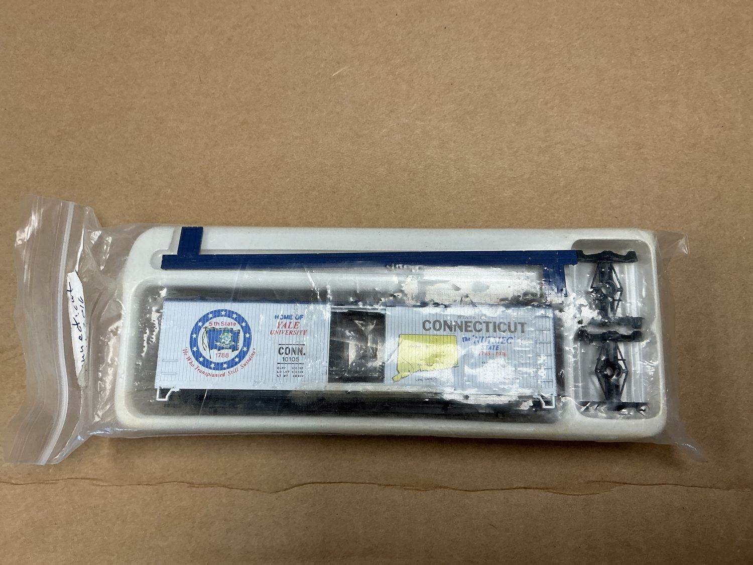 Train miniatures Connecticut box car