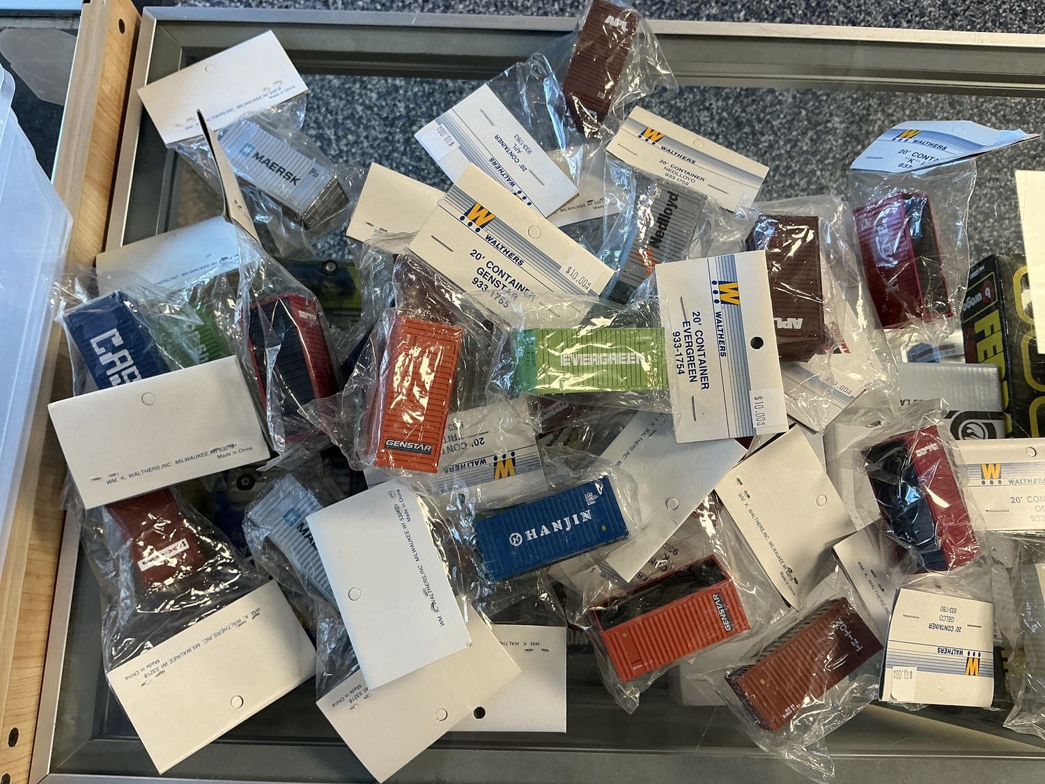 Various 20 ft Ho containers