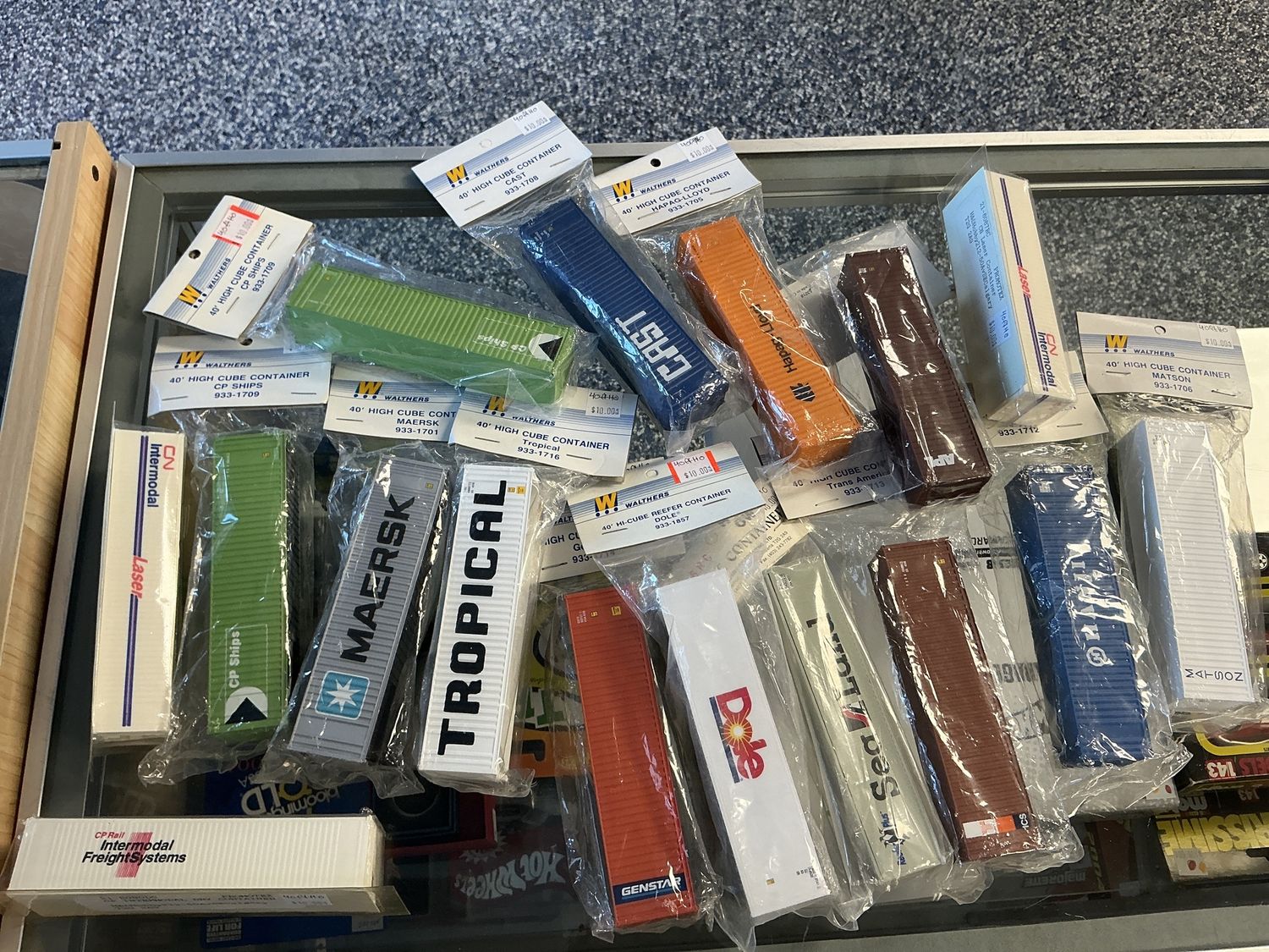 Various 40 ft Ho containers