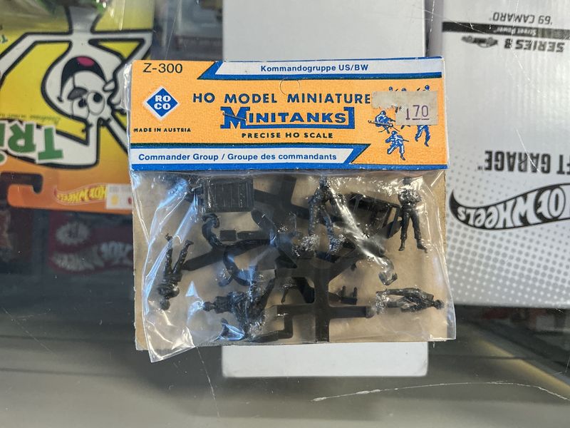 Mini tanks commander group