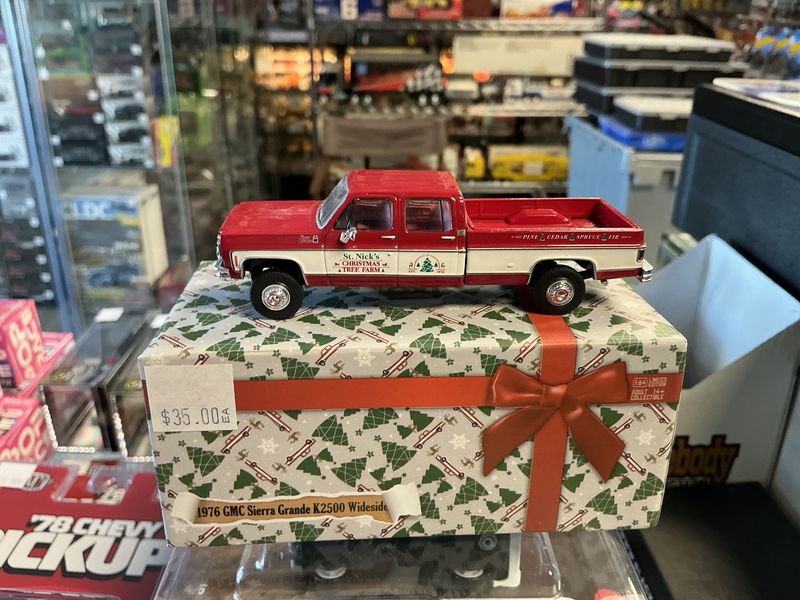 Right 1976 GMC Sierra grande K 2500 wide side Christmas edition