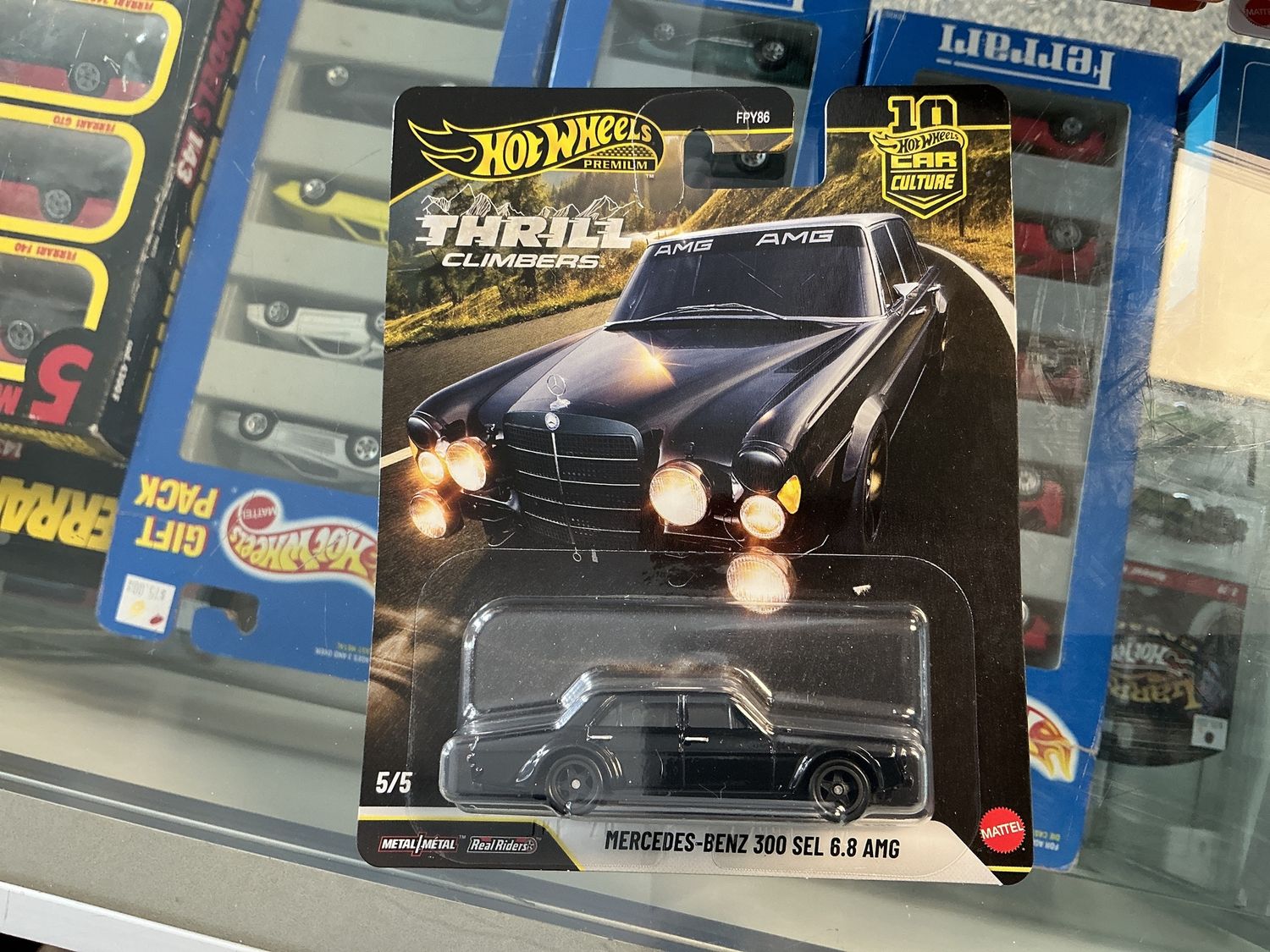 Thrill climbers Mercedes-Benz 300 SEL 6.8 AMG