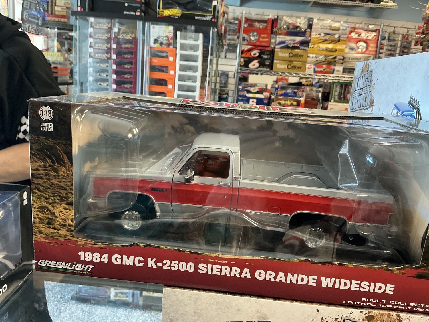 1984 GMCK 2500 Sierra grande wide side, gray and red