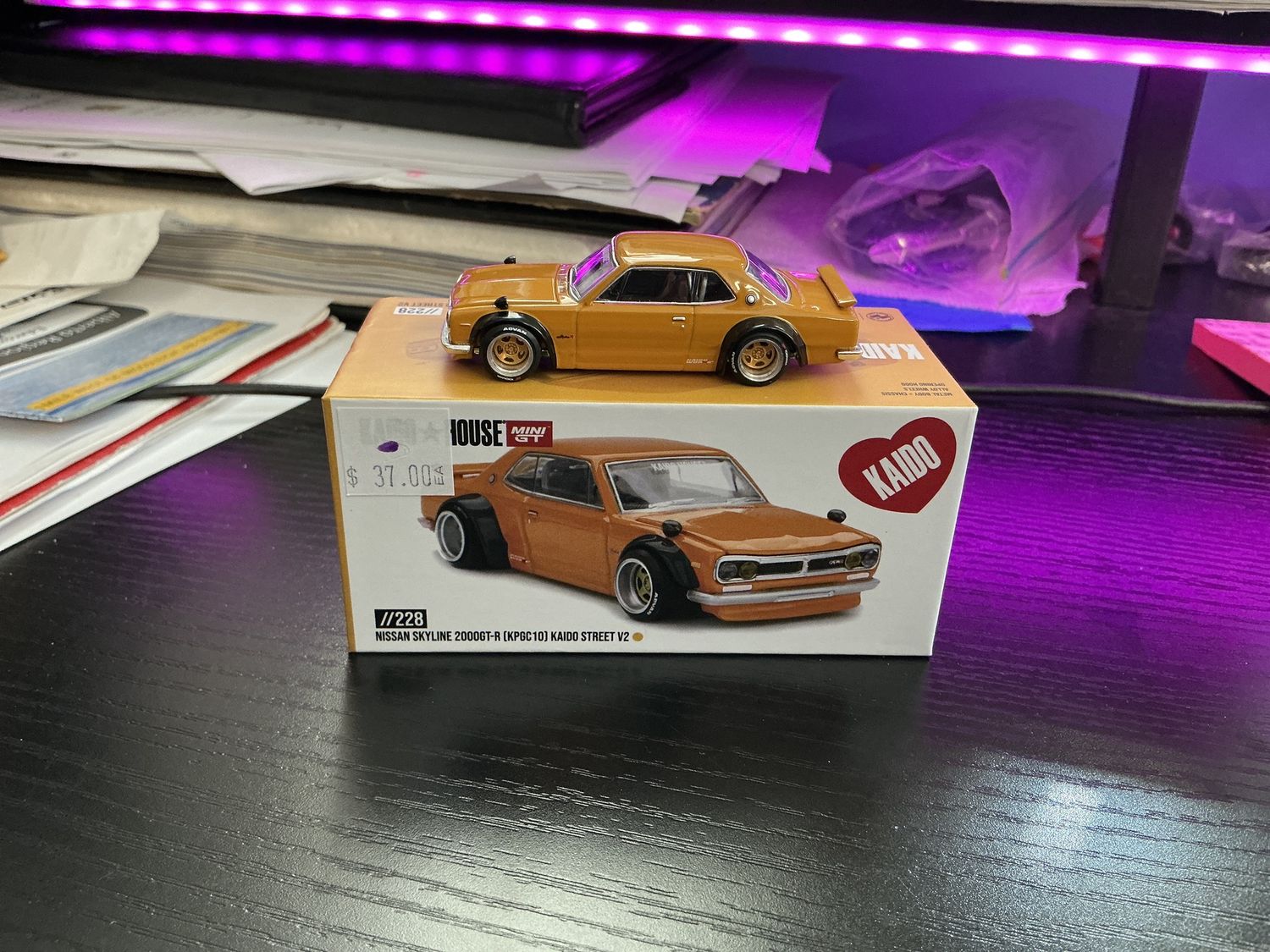 Nissan skyline 2000 GTR yellow