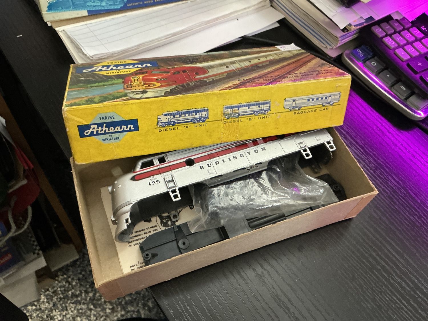 Athearn plastic kit, decorative Burlington railroad