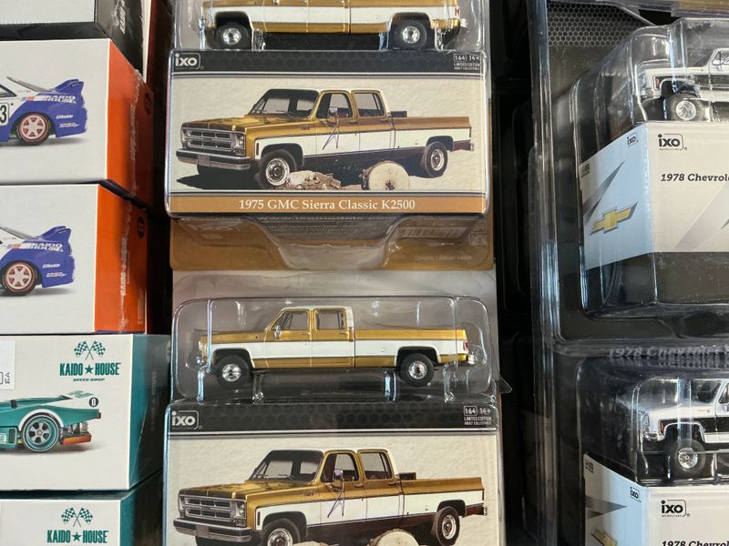 1975 GMC sierra classic K 2500 gold/white