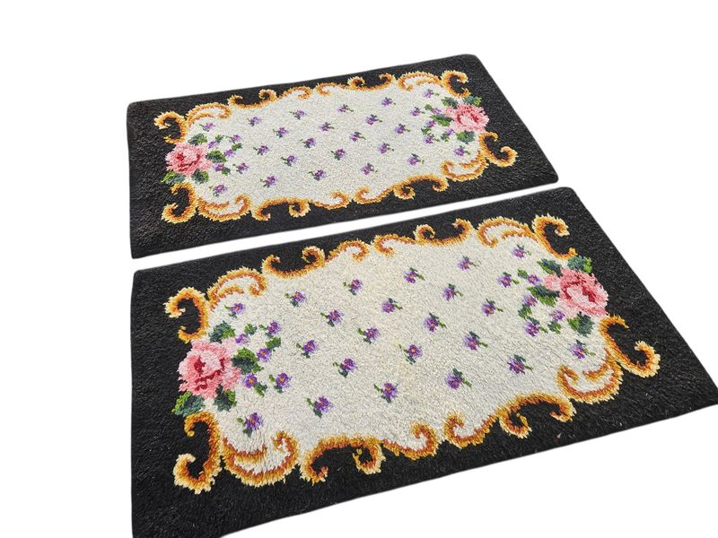 Twee prachtige vintage wollen tapijtjes