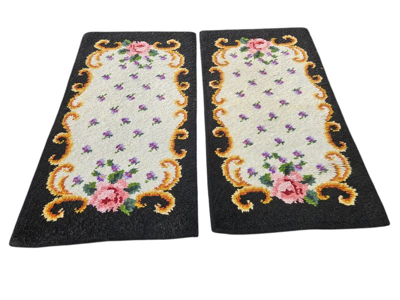 Twee prachtige vintage wollen tapijtjes