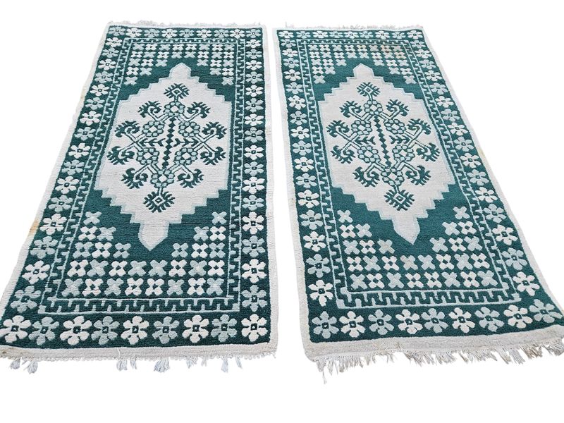 Twee handgeknoopte Oosterse tapijten