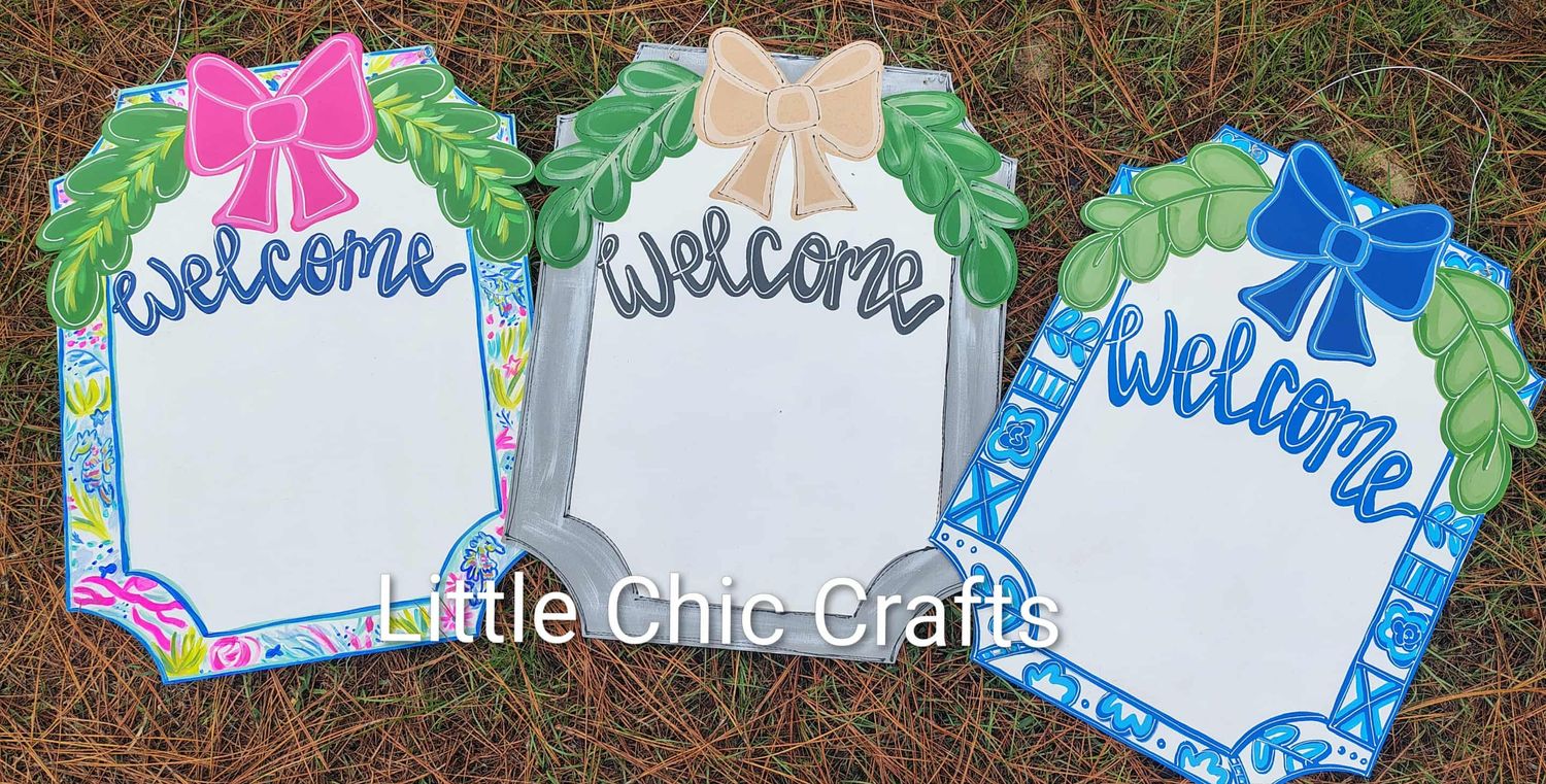 Interchangeable base with painted greenery &amp; bow