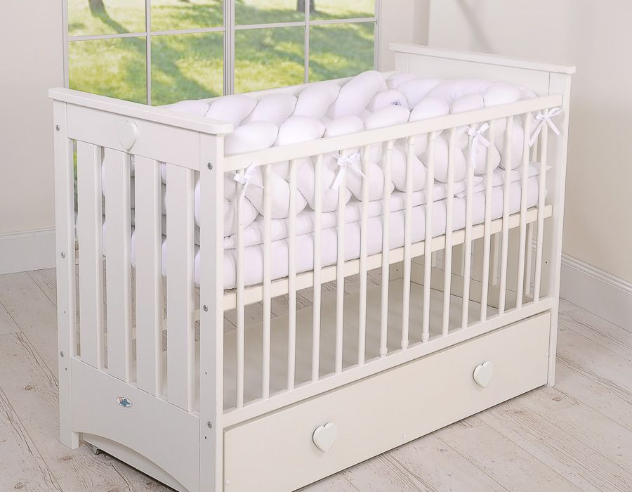 Drewniane łóżeczko dla niemowląt 120x60cm Lorenzo III białe, z osłonkami gryzakami