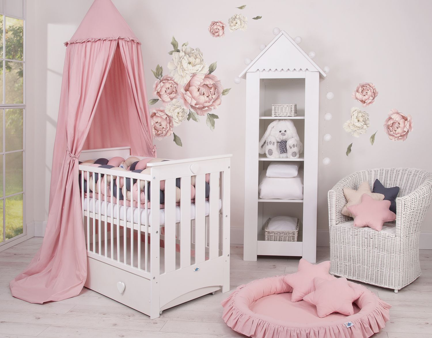 Drewniane łóżeczko dla niemowląt 120x60cm Lorenzo III białe, z osłonkami gryzakami