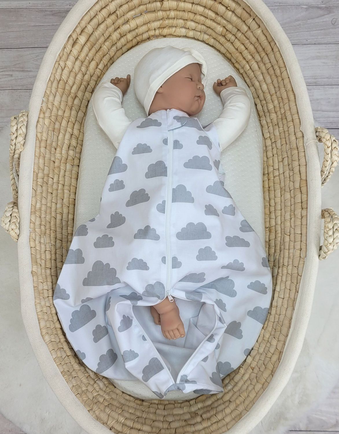 Śpiworek dla dzieci bawełniany zaokrąglony S 0-6 mcy letni TOG 1.0 - szare chmurki