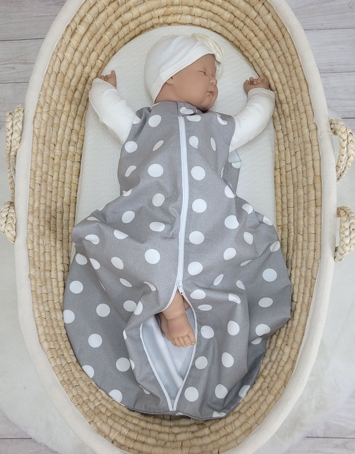 Śpiworek dla dzieci bawełniany zaokrąglony S 0-6 mcy letni TOG 1.0 - grochy na szarym