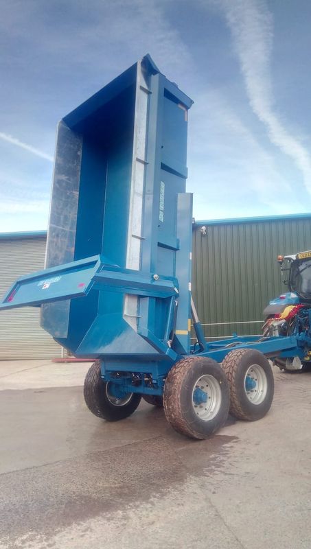 M4 skew back dump trailer with hydraulic door