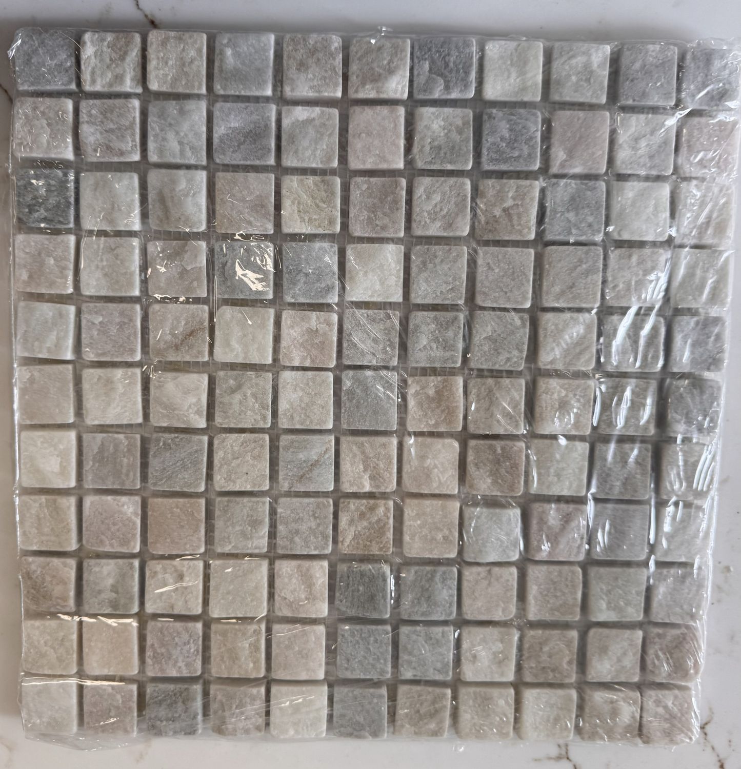 Moth Gld White Qtz 1x1 Tum