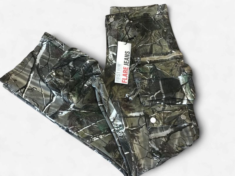 CAMOUFLAGE CARGO JEANS