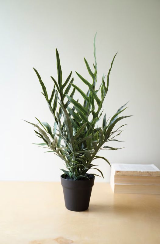 Helecho artificial en maceta de plástico negra