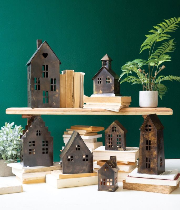 Juego de 7 casitas de metal marrón antiguo