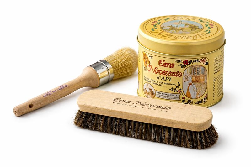 cera d'api con spazzola e pennello