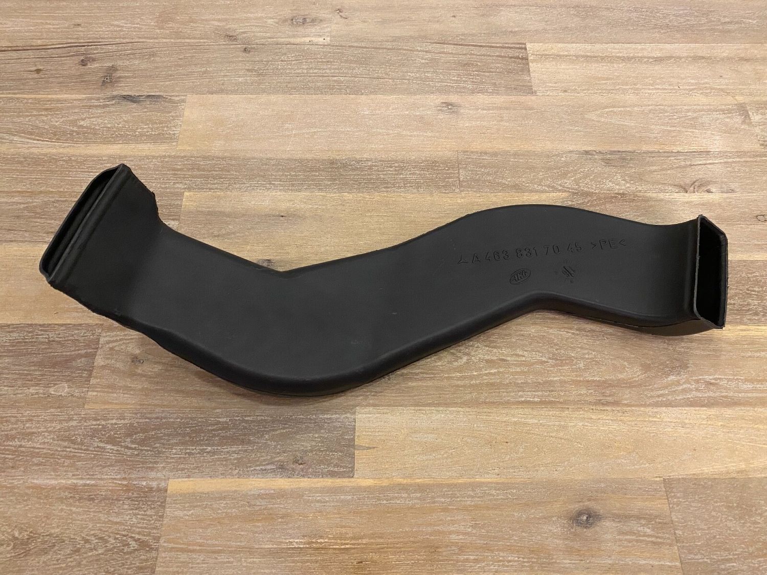 Mercedes G class W463 GENUINE Front Outside Right Air Vent Duct A4638317045