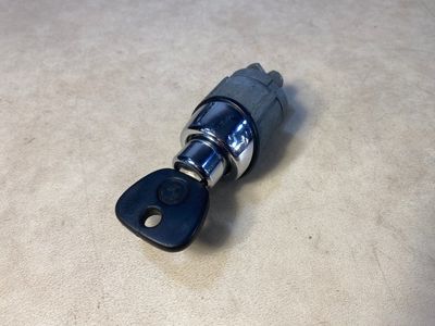 ОРИГИНАЛНО BMW E23 7 SERIES Брава на капака на багажника с ключ 51241858639