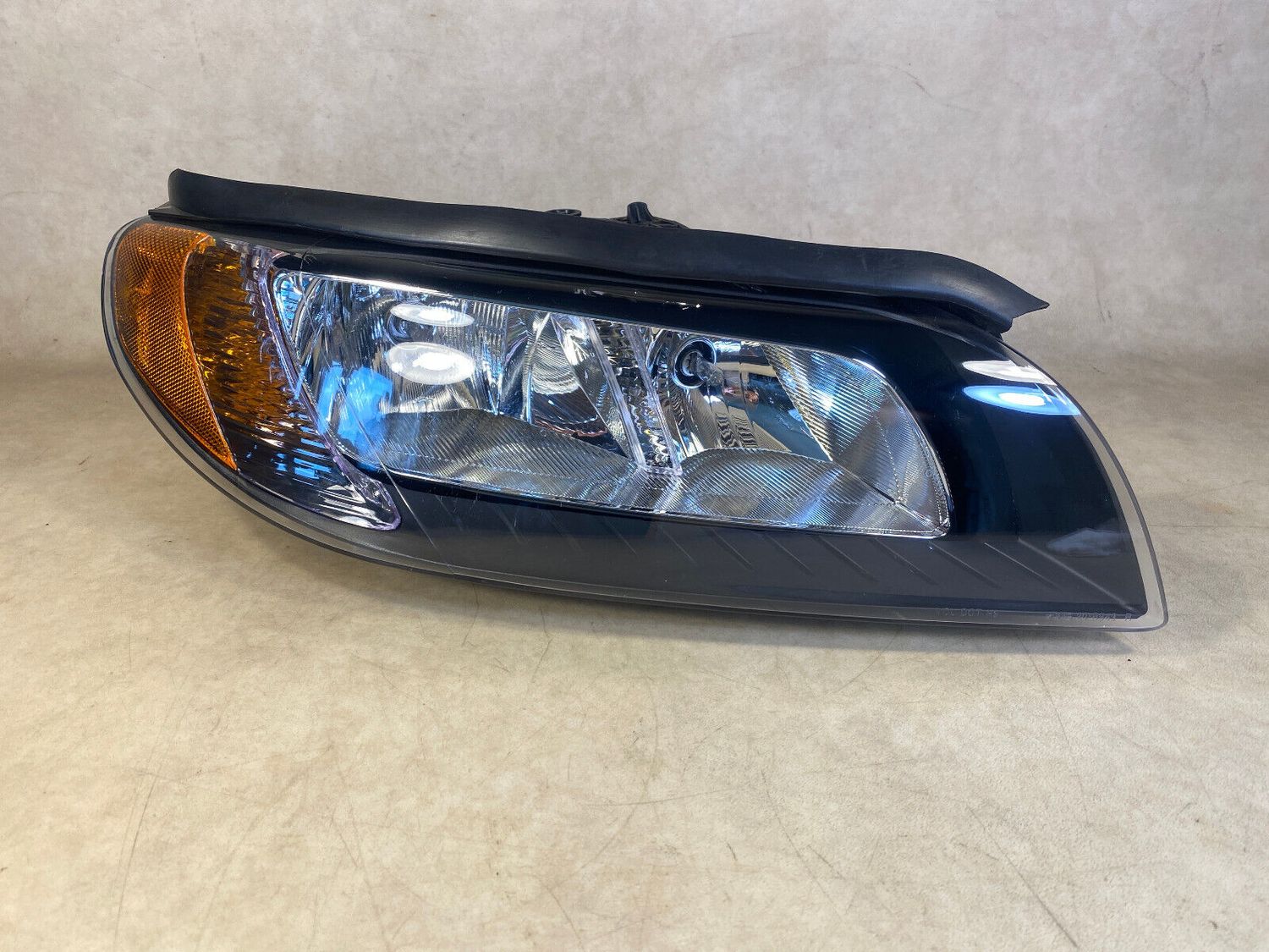 VOLVO S80 XC70 V70 Front Right Headlight Assembly Halogen 31420140