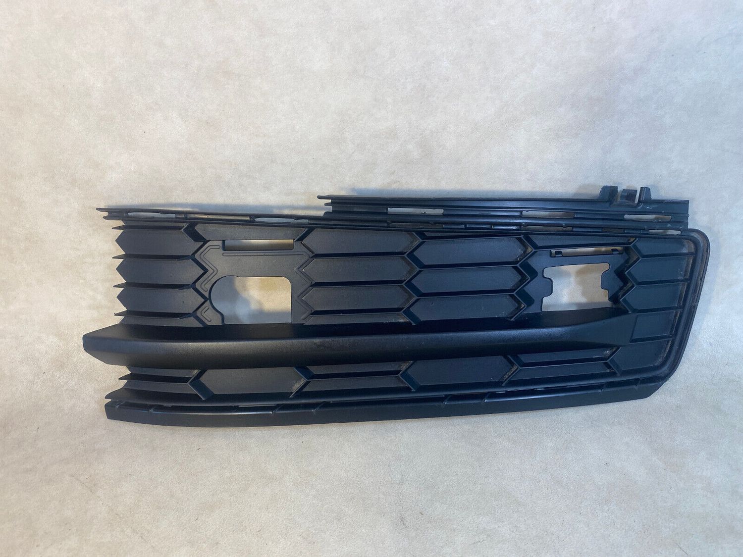 SKODA KODIAQ BUMPER GRILLE FRONT RIGHT 565807368
