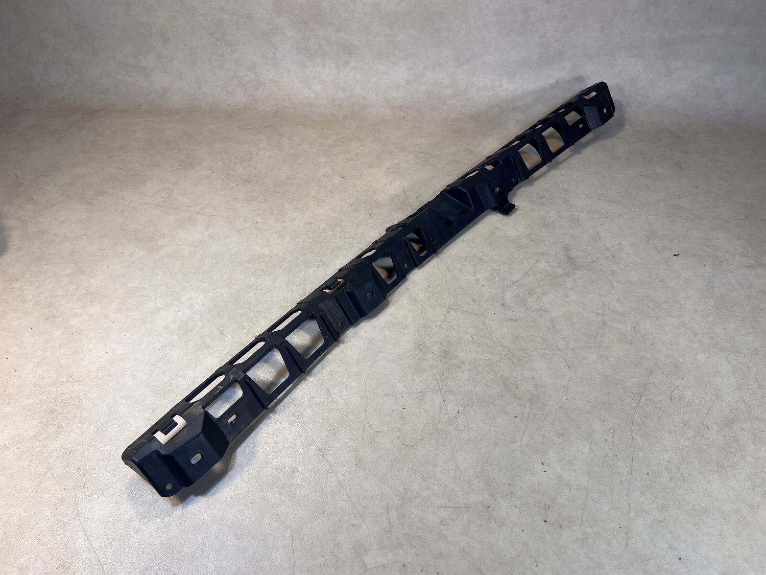 Porsche Cayenne S 958 92A mount rear bumper center holder 7P5807863