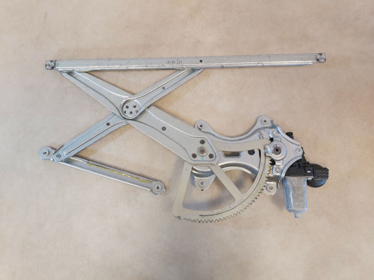 Genuine Lexus RX330 RX350 RX400h Front Left Door Window Regulator with Motor