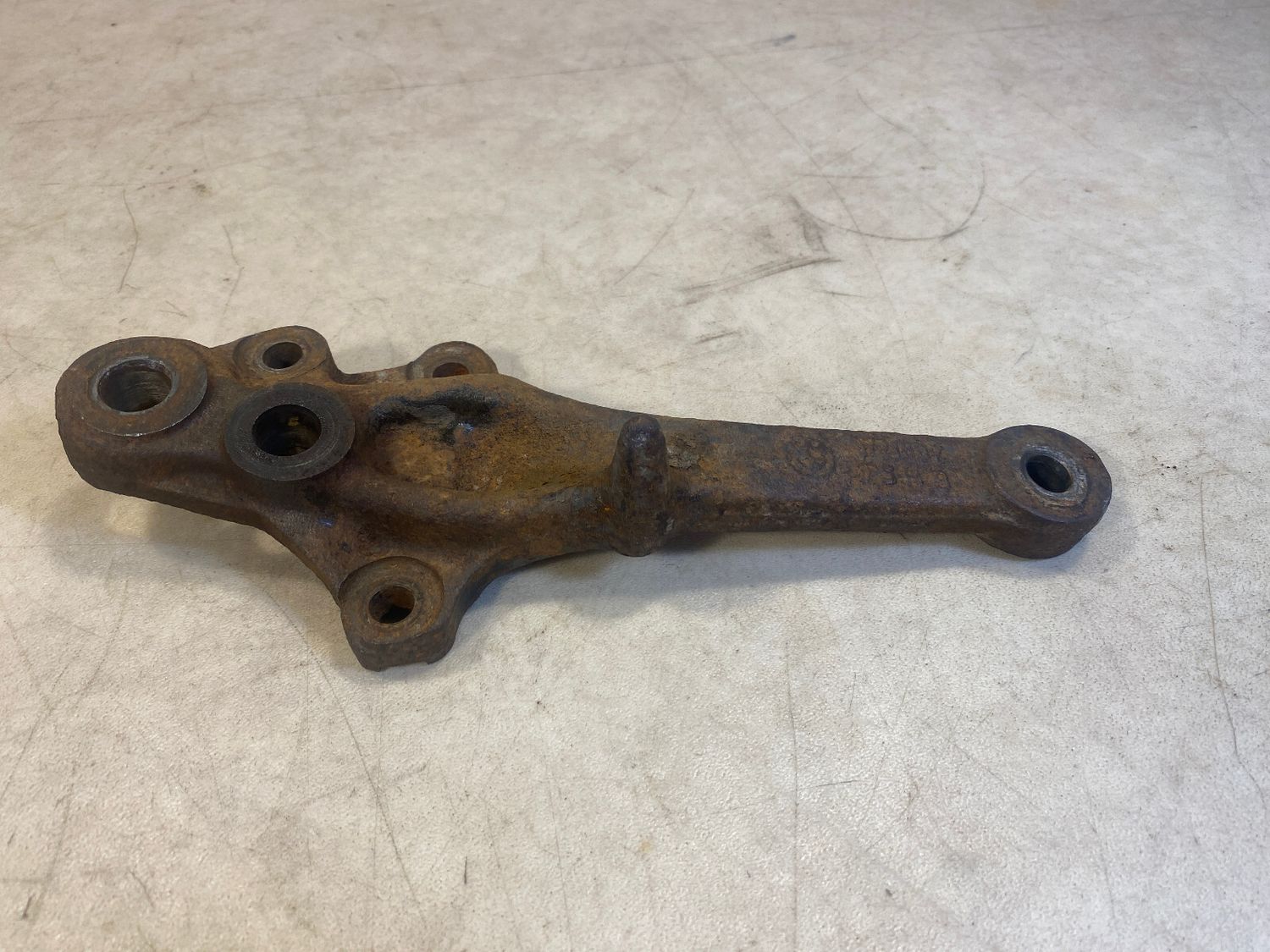 BMW E23 7 SERIES FRONT LEFT HUB CARRIER BRACKET REARWARD FORWARD 1121887