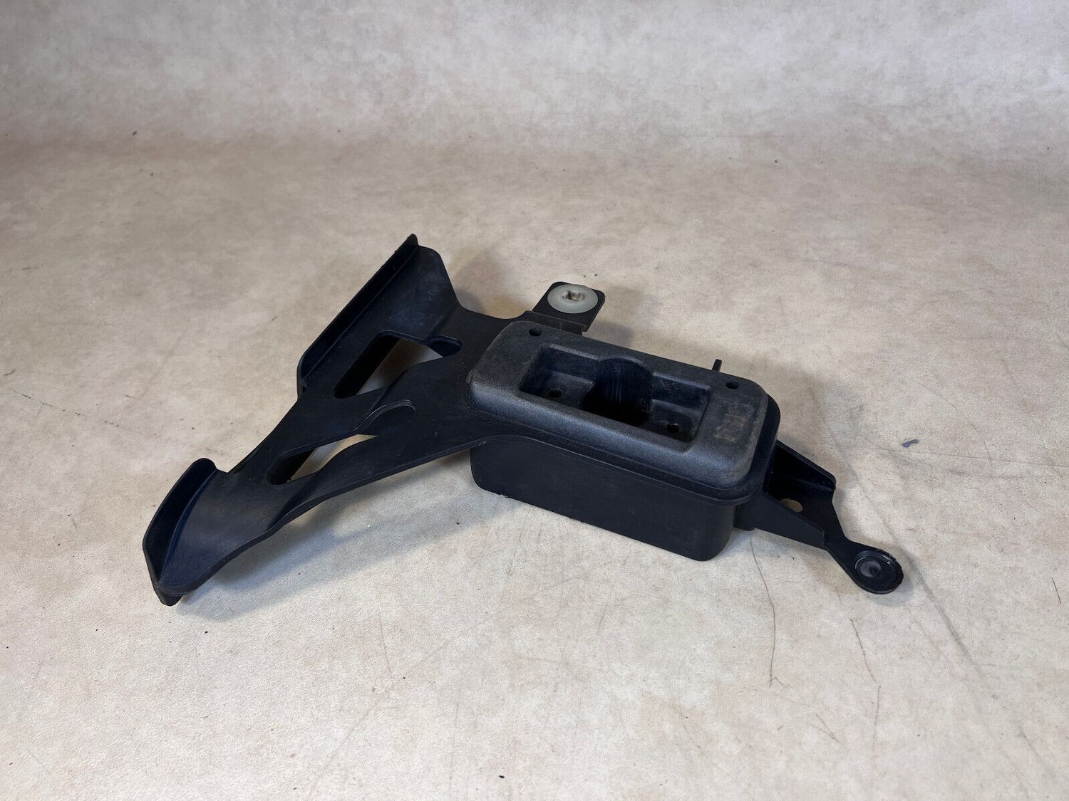 PORSCHE CAYENNE 2014 COMPONENT OF STEP RAIL LEFT SIDE 7P5802819A