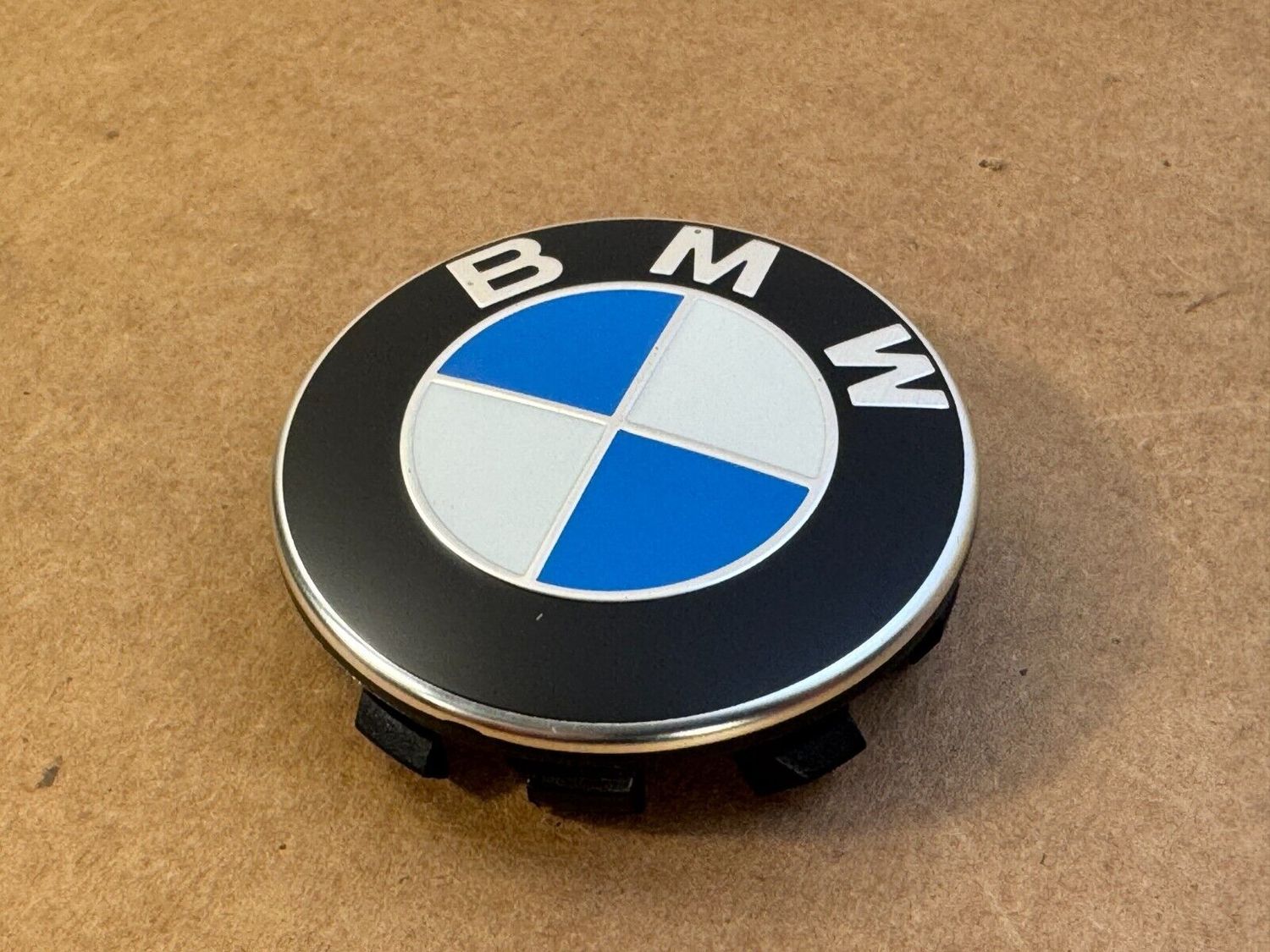 ORIGINAL Wheel hub cap 56mm with a chrome-plated border BMW G series 36136850834