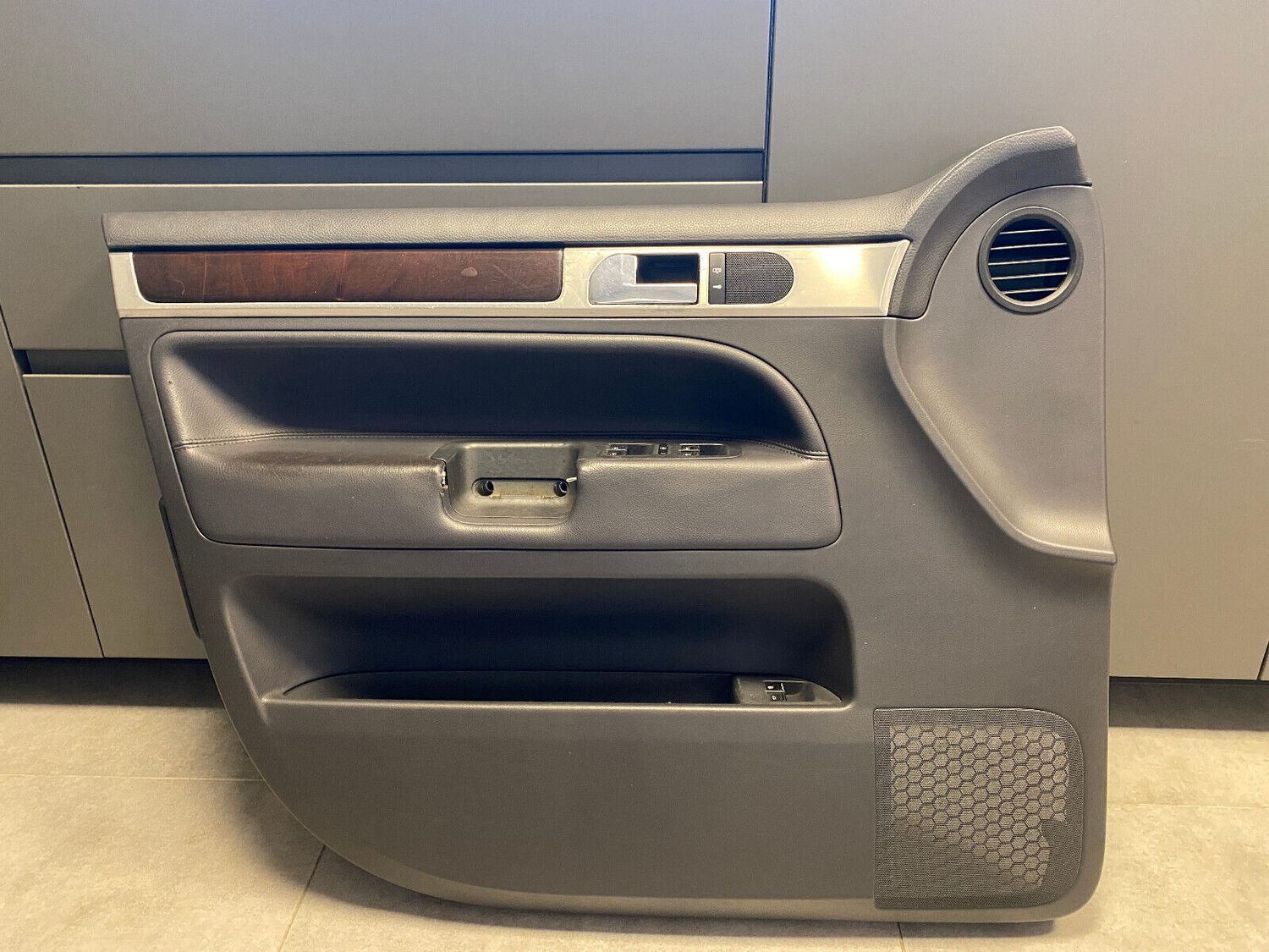 GENUINE VW TOUAREG 2004-2010 FRONT LEFT DOOR TRIM 7L6867011